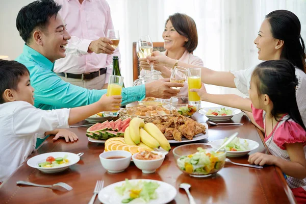 Mutlu Asya Aile Suyu Şarap Gözlük Ile Yemekte Kızartma — Stok fotoğraf
