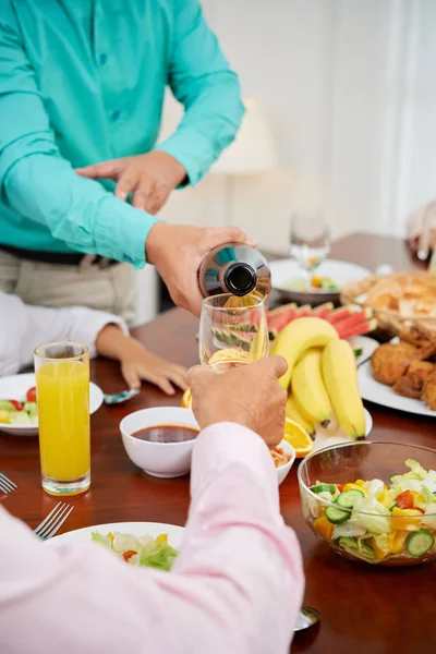 Adam Şarap Akşam Yemeği Masasında Konuk Bardak Doldurma — Stok fotoğraf