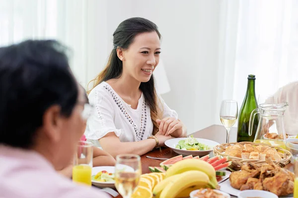 愉快的漂亮越南妇女享受晚餐与她的家人 — 图库照片