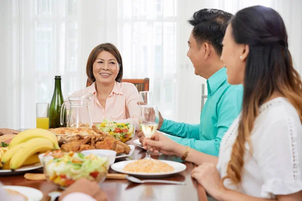 Lycklig Ledande Vietnamesiska Kvinna Firar Födelsedag Med Familjen — Stockfoto