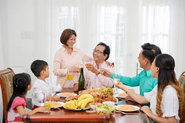 Familia Feliz Que Celebra Cumpleaños Del Abuelo Casa — Foto de Stock