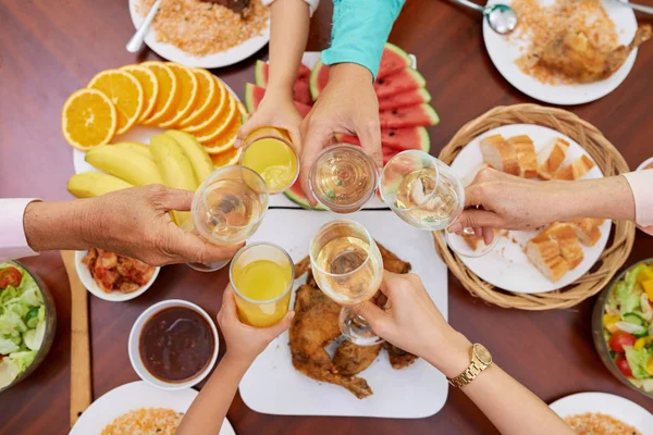 Les Gens Cliquetis Verres Sur Table Manger Avec Une Nourriture — Photo