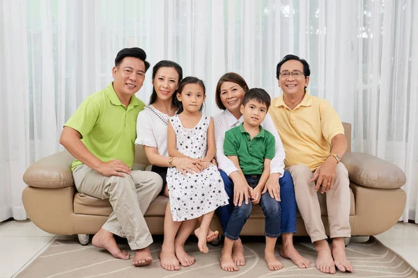 亚洲大家庭一起摆姿势在大沙发上 — 图库照片