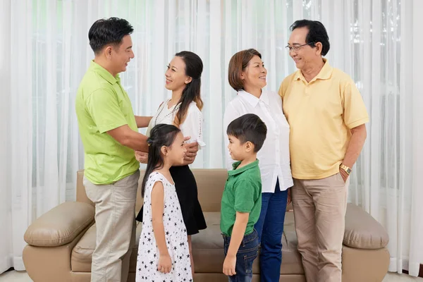 Pais Sorridentes Avós Filhos Olhando Para Outro — Fotografia de Stock