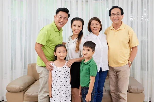 Sonrientes Abuelos Felices Padres Hijos Reunidos Casa — Foto de Stock