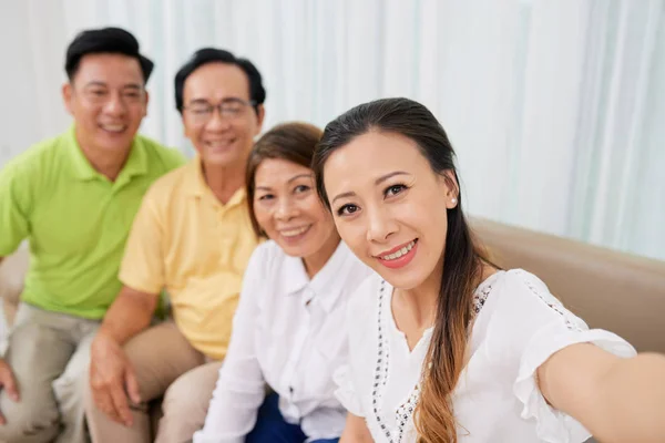 Glad Mogen Kvinna Tar Selfie Med Senior Föräldrar Och Bror — Stockfoto