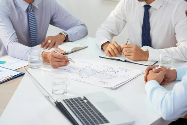 Team Von Geschäftsleuten Die Bei Einem Treffen Ideen Zur Unternehmensentwicklung — Stockfoto