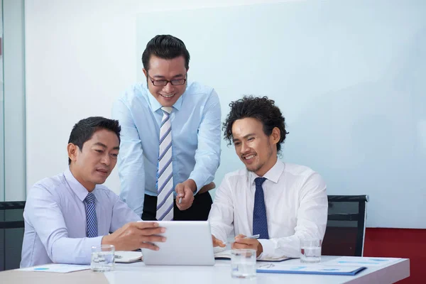 Alegre Vietnamita Gente Negocios Viendo Presentación Computadora Tableta Durante Reunión — Foto de Stock