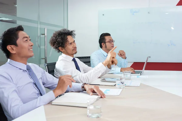 Duvidando Empresários Vietnamitas Ouvindo Apresentação Colega Trabalho — Fotografia de Stock