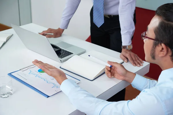 Immagine Ritagliata Dei Dirigenti Azienda Che Discutono Relazione Alla Riunione — Foto Stock