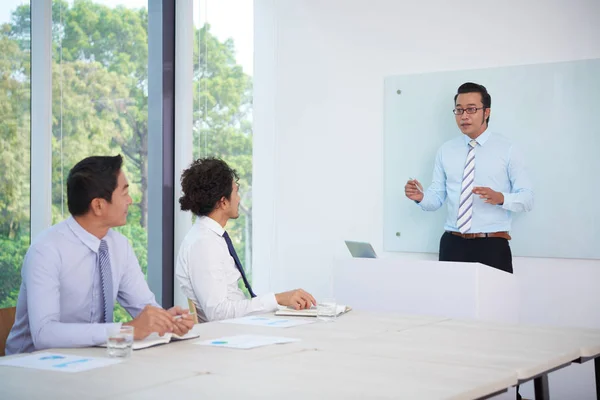 企业家在年度牵引会议上在同事面前讲话 — 图库照片