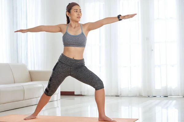 Junge Aktive Asiatische Frau Sportbekleidung Praktiziert Krieger Yoga Pose Beim — Stockfoto