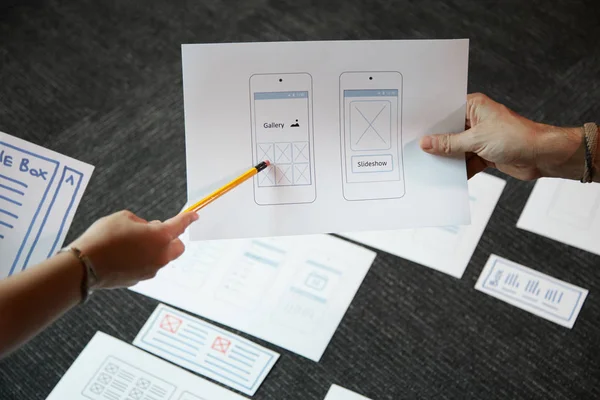 Дизайнер Обговорювати Ідеї Мобільних Пристроїв Інтерфейс Клієнтом — стокове фото