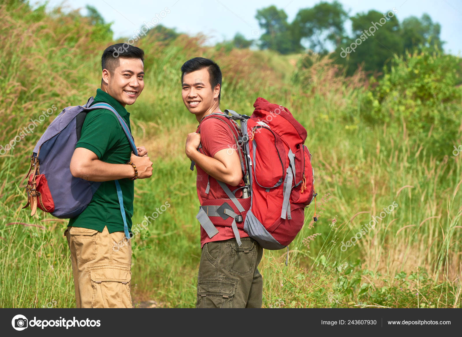 Sonriendo Jovenes Viajeros Asiaticos Senderismo Con Enormes Mochilas Foto de stock 243607930 DragonImages