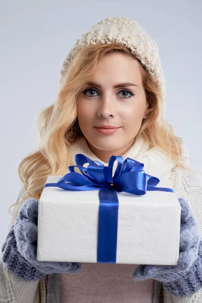 Portret Van Lachende Mooie Vrouw Met Grote Geschenkdoos — Stockfoto