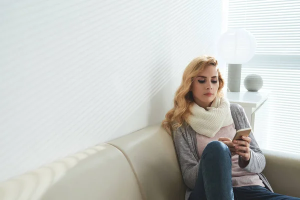 Hermosa Joven Sentada Sofá Casa Jugando Teléfono — Foto de Stock