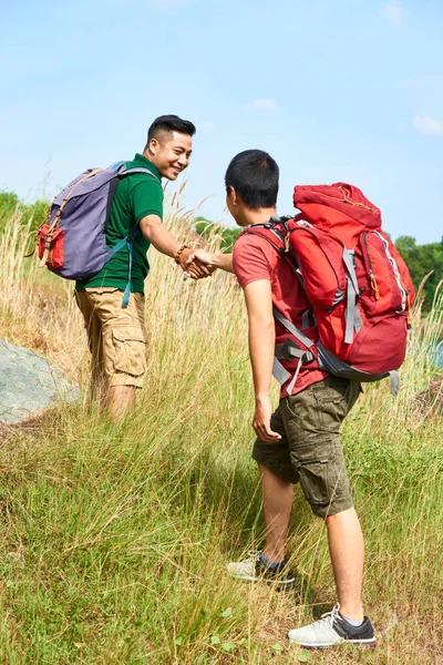 Smiling Vietnamese Hiker Outstretching Hand Help His Friend — Stock Photo, Image