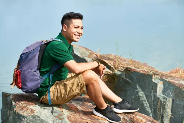 Alegre Escalador Vietnamita Sonriente Sentado Montaña Disfrutando Vista —  Fotos de Stock