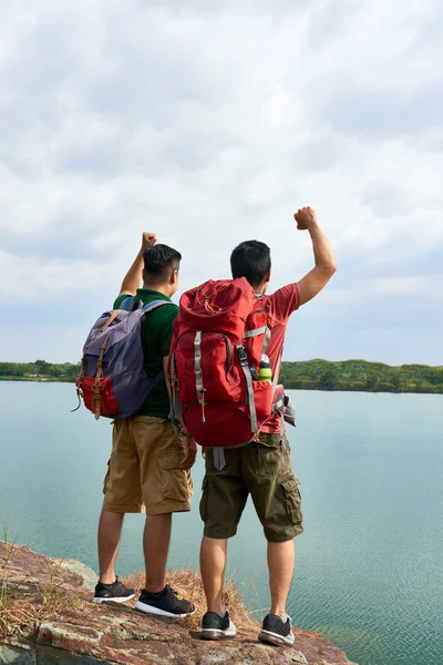 Happy Hikers Huge Backpacks Looking View Lake Valley — Stock Photo, Image