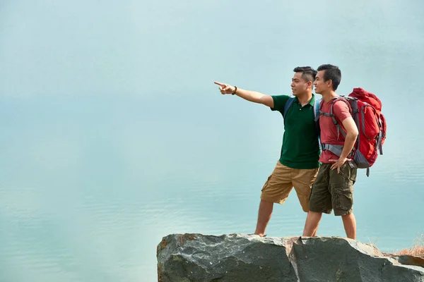 Caminhante Vietnamita Mostrando Seu Amigo Grande Vista Topo Montanha — Fotografia de Stock