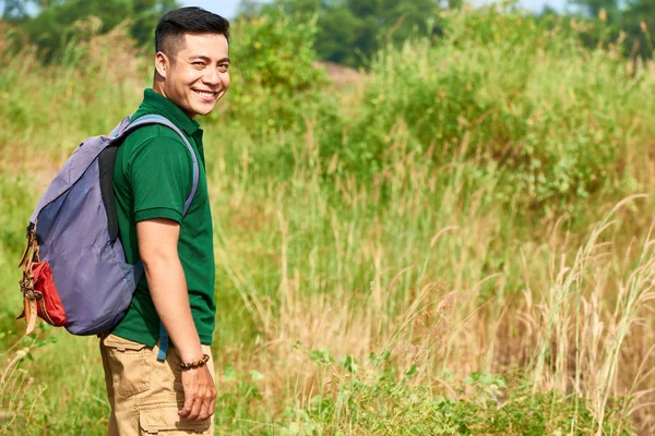 Retrato Homem Vietnamita Sorridente Desfrutando Trekking Nas Montanhas Dia Verão — Fotografia de Stock