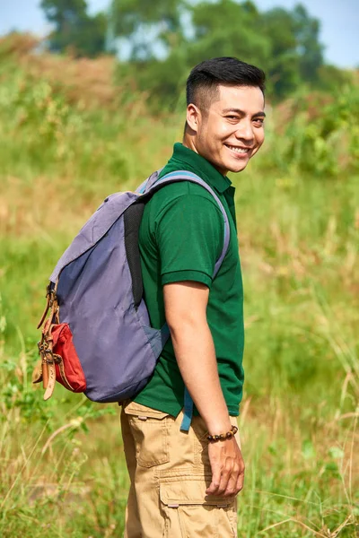 Активный Молодой Азиат Походе Большим Рюкзаком Горах — стоковое фото
