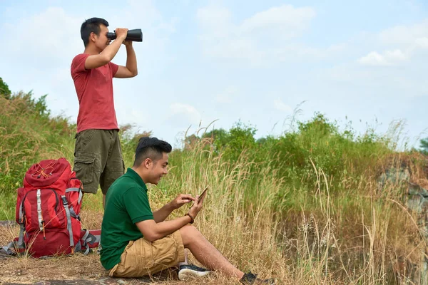 Mladý Muž Hledání Mapa Smartphone Sníţí Svého Přítele Rozhlížel Kolem — Stock fotografie