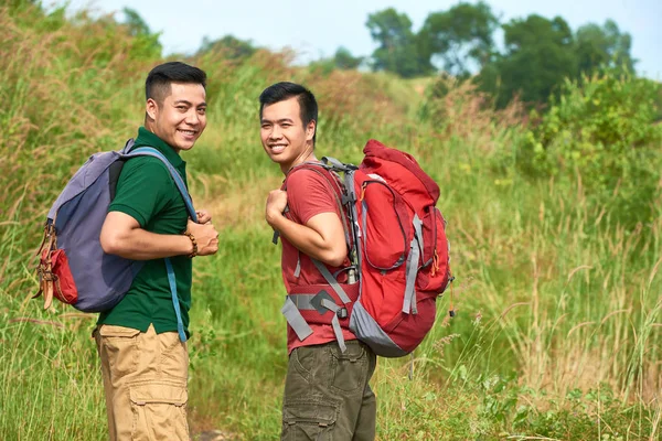 Sorridente Giovani Viaggiatori Asiatici Escursioni Con Enormi Zaini — Foto Stock