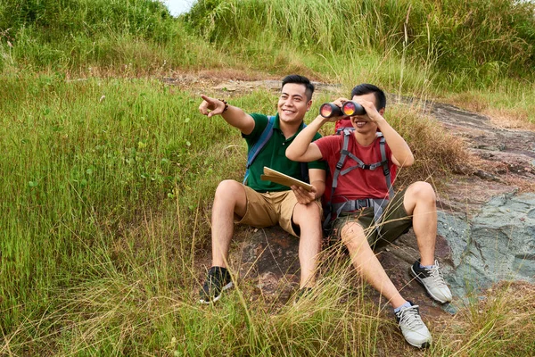 Jovens Viajantes Asiáticos Alegres Olhando Através Binóculos Vista Redor — Fotografia de Stock
