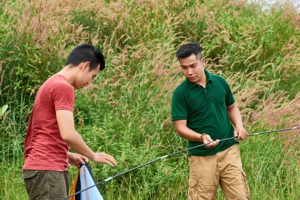 Vietnamese Young Men Trying Understand How Assemble Tent — Stock Photo, Image