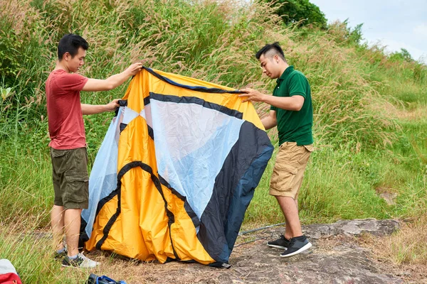 Wietnamski Młody Człowiek Pomaga Przyjaciel Ustawić Namiot Zewnątrz — Zdjęcie stockowe