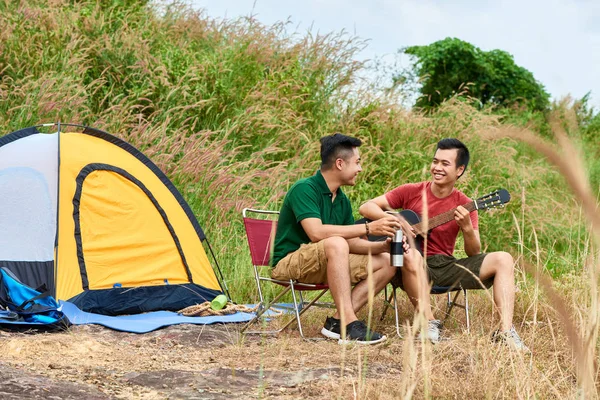 Allegro Giovani Asiatici Che Suonano Chitarra Dalla Tenda — Foto Stock