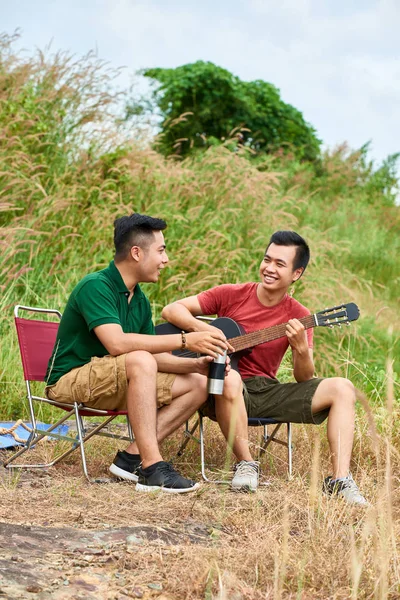 Asiático Jovens Tocando Guitarra Cantando Parque Campismo — Fotografia de Stock