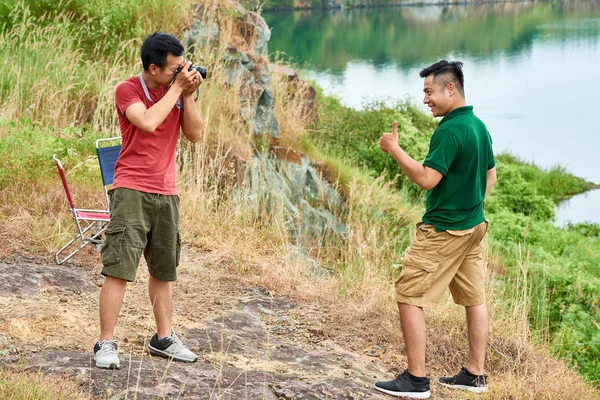 Vrolijke Jonge Aziatische Man Met Thumbs Wanneer Zijn Vriend Nemen — Stockfoto