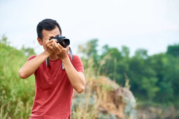 Vietnamita Viaggiatore Scattare Foto Della Natura Con Fotocamera Digitale — Foto Stock