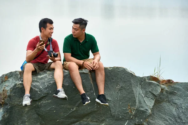 Young Vietnamese Travelers Sitting Rock Discussing Trip — Stock Photo, Image