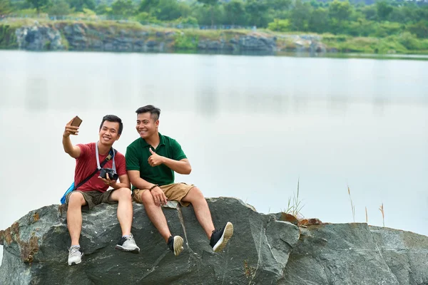 Alegre Excursionistas Tomando Selfie Cima Montaña —  Fotos de Stock