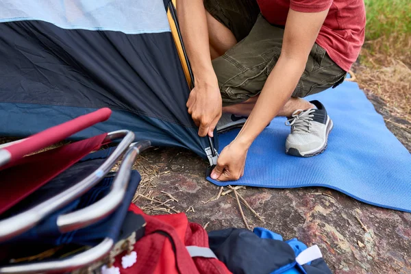 Immagine Ravvicinata Dell Escursionista Che Installa Una Tenda Sul Campo — Foto Stock