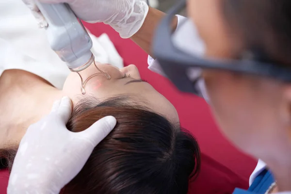 Beautician Using Laser Apparatus Face Skin Treatment Female Patient — Stock Photo, Image