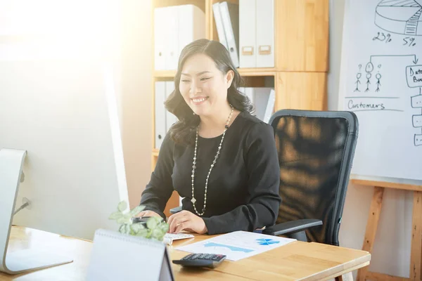 微笑的女性企业高管在办公室从事计算机工作 — 图库照片
