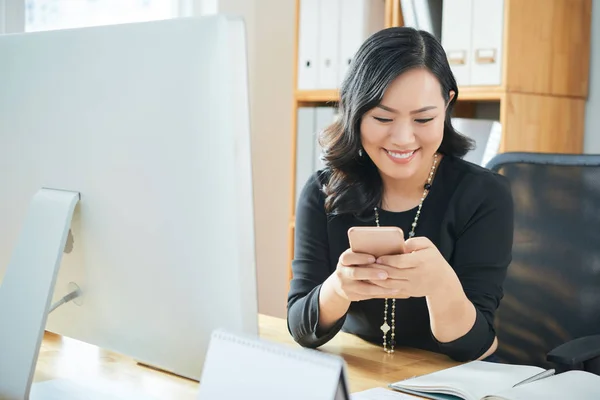 Pengusaha Wanita Asia Yang Ceria Membaca Pesan Teks — Stok Foto