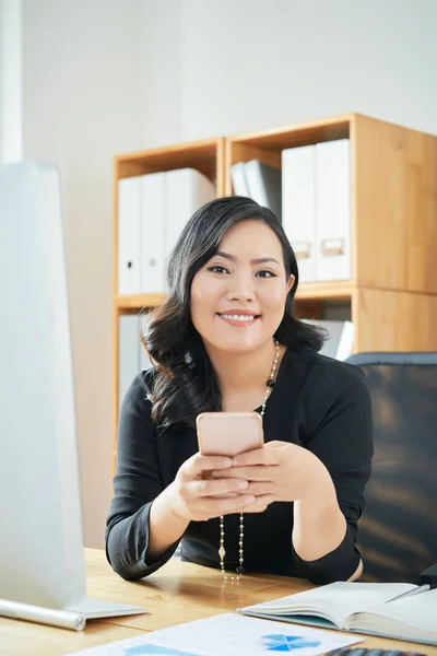 Retrato Jovem Empresária Feliz Com Smartphone Sentado Mesa Escritório — Fotografia de Stock