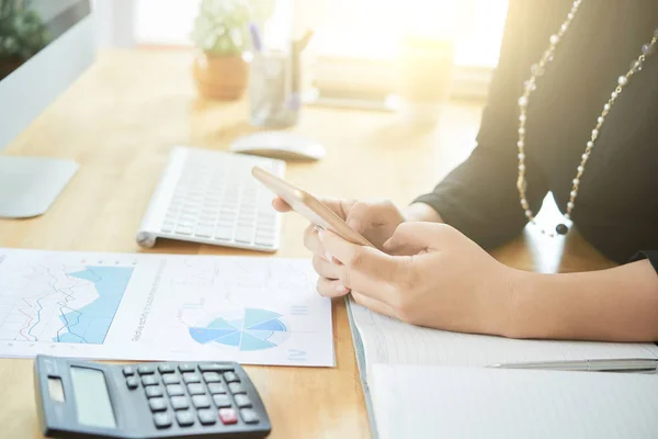 Manos Del Gerente Financiero Femenino Utilizando Aplicación Teléfono Inteligente — Foto de Stock