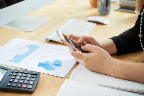 Imagen Primer Plano Mujer Empresaria Enviando Mensajes Texto Compañero Trabajo —  Fotos de Stock