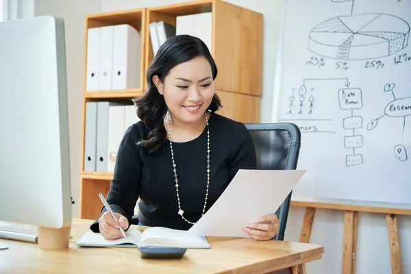 Χαμογελώντας Ασιατική Γυναίκα Επιχειρηματίας Ανάγνωση Εγγράφων Και Λήψη Σημειώσεων Στο — Φωτογραφία Αρχείου