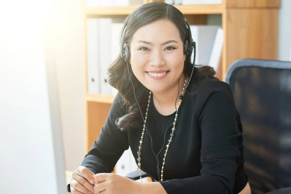 Portret Van Vrolijke Vietnamese Business Dame Hoofdtelefoon Genieten Van Werk — Stockfoto