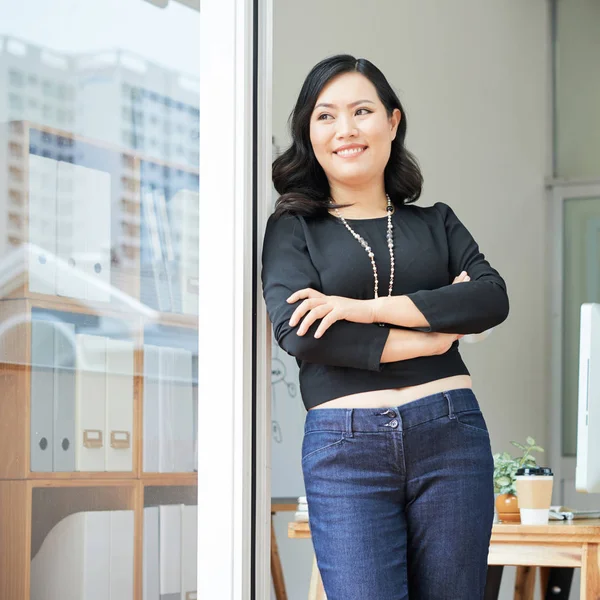 Sonriente Mujer Joven Atractiva Pie Ventana Oficina Grande —  Fotos de Stock