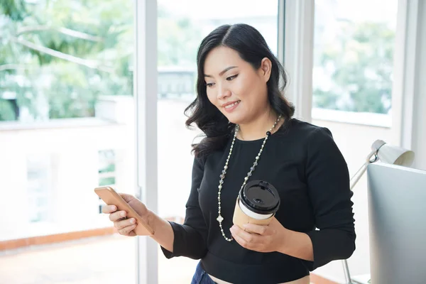 Bella Giovane Donna Asiatica Bere Caffè Quando Utilizza Applicazione Sul — Foto Stock