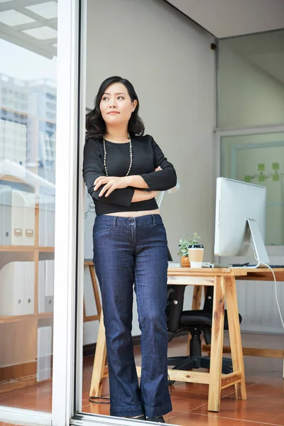 Joven Mujer Negocios Vietnamita Pensativa Mirando Por Ventana Oficina —  Fotos de Stock