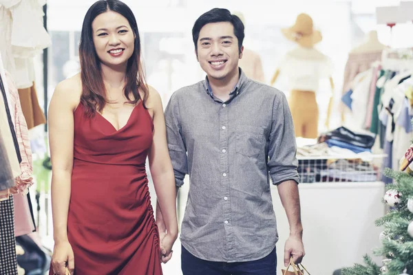 Retrato Feliz Pareja Joven Centro Comercial Tomados Mano Sonriendo Cámara — Foto de Stock